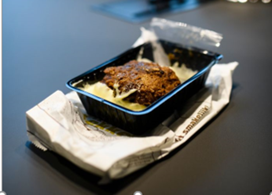 Gehaktbal in bakje met saus